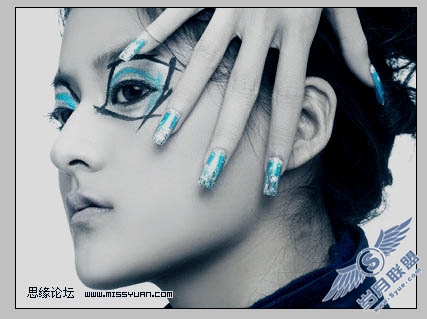 Photoshop调出人物照片流行的艺术灰色调