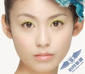 Photoshop快速给美女加上唇红和眼影