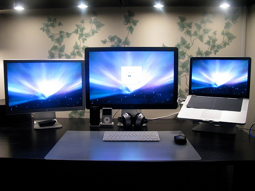 2
Apple Cinema Displays and Macbook Pro