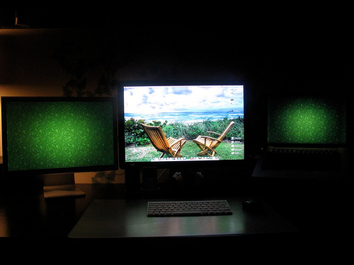 2
Apple Cinema Displays and Macbook Pro by Psleda