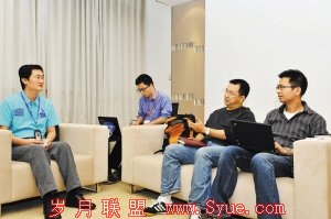 马化腾(左一)接受本报记者专访现场