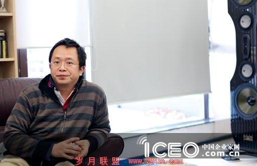 【更愿意以两个硕大音箱为背景，不想做“烈士”的周鸿祎希望放大自己的声音】