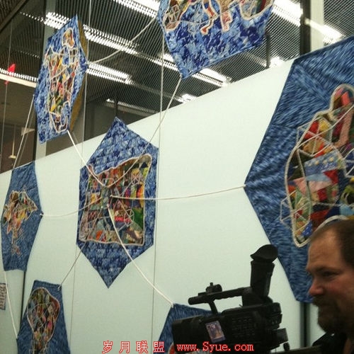 走进安全门可以看到当地社区制作的挂件,以展示他们对社交网络的理解