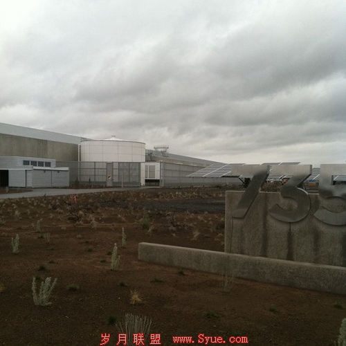 Facebook数据中心外部情况,建筑物很庞大,旁边是一排排太阳能发电设备,但并非用于数据中心,而是周围的一些建筑。