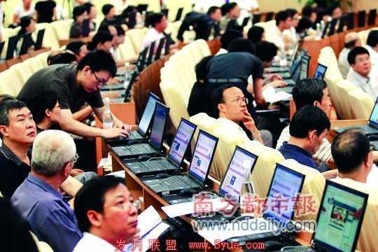 <p> 昨日,广州市政协“委员微博议政培训班”开班,在老师“手把手”辅导下,首批80名广州市政协委员在人民网上开通微博。 南都记者 钟锐钧 摄</p>