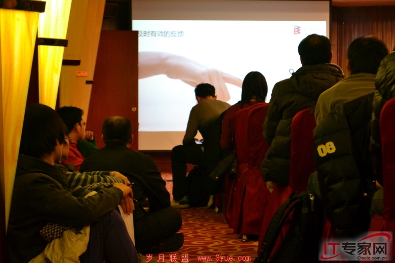 为了抢到靠前一点的位置席地而坐的听众