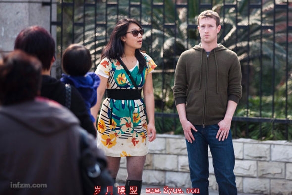 2012年3月27日,中国上海,Facebook的首席执行官马克·扎克伯格和他的女友Priscilla Chan在上海市中心的街上。 (CFP/图)