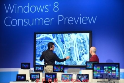 微软将开始销售82寸巨型Windows 8平板电脑(腾讯科技配图)
