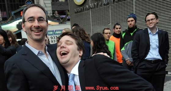 左为Groupon董事会主席埃里克·列夫科夫斯基。靠在他怀中的是Groupon创始人、前CEO安德鲁·梅森