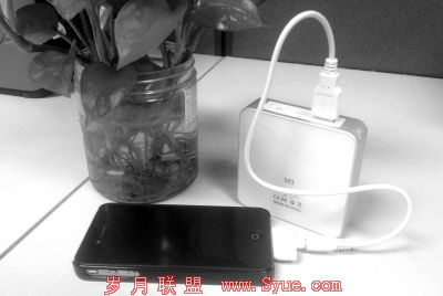 一款未标明品牌的充电宝,可更换接头为多种电子产品充电。京华时报记者郑磊摄