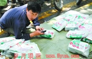 大多数大学禁止快递入内,图为快递员正在通知客户来取件。东方IC供图